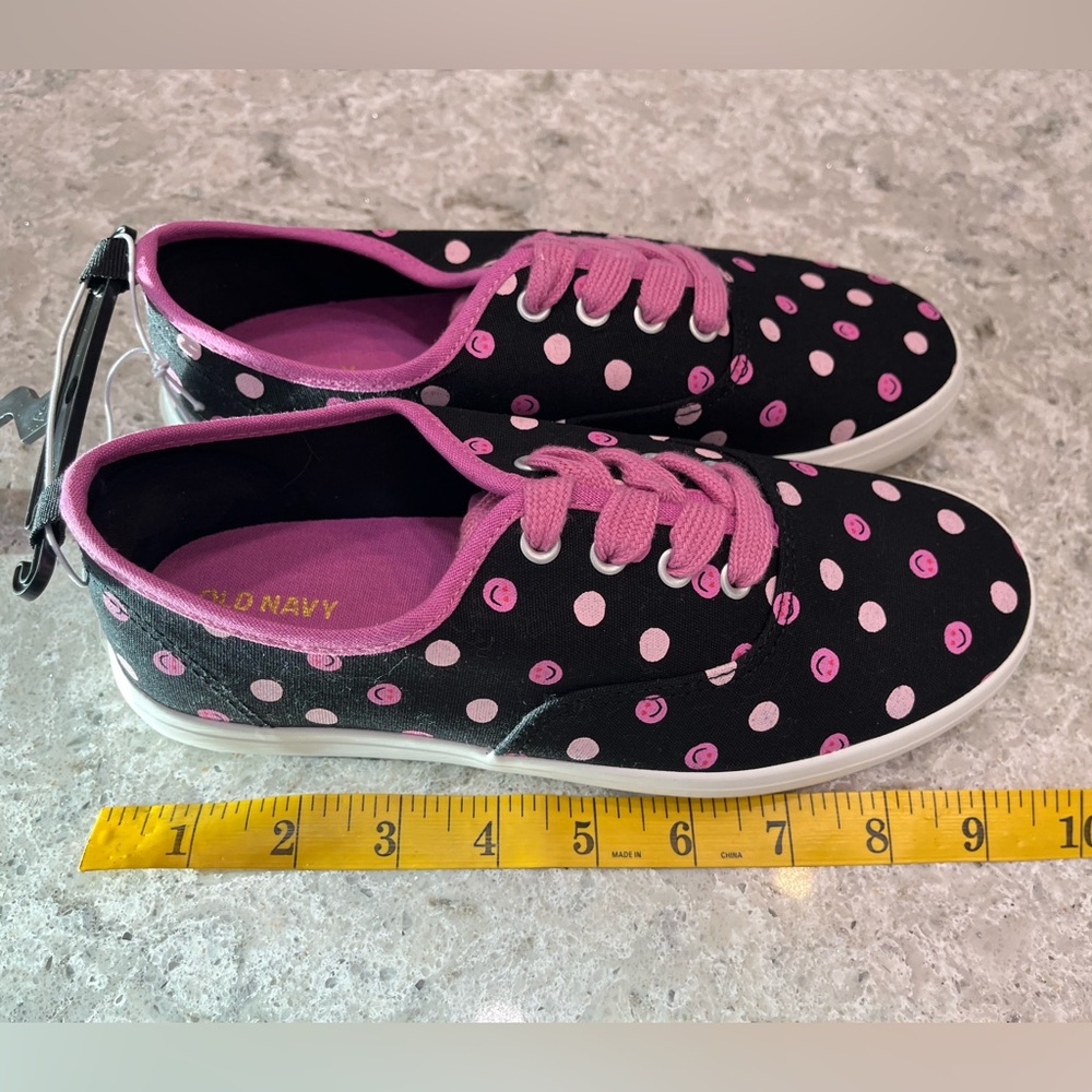 NWT Old Navy Black Canvas Sneakers  Light & Bright Pink Polka Dots Size 5Y - Picture 3 of 5